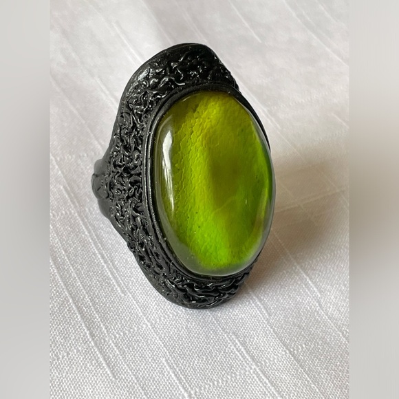 Dragon’s Eye Ring with Faux Leather and Acrylic Focal Size 8 1/4 - Picture 4 of 6